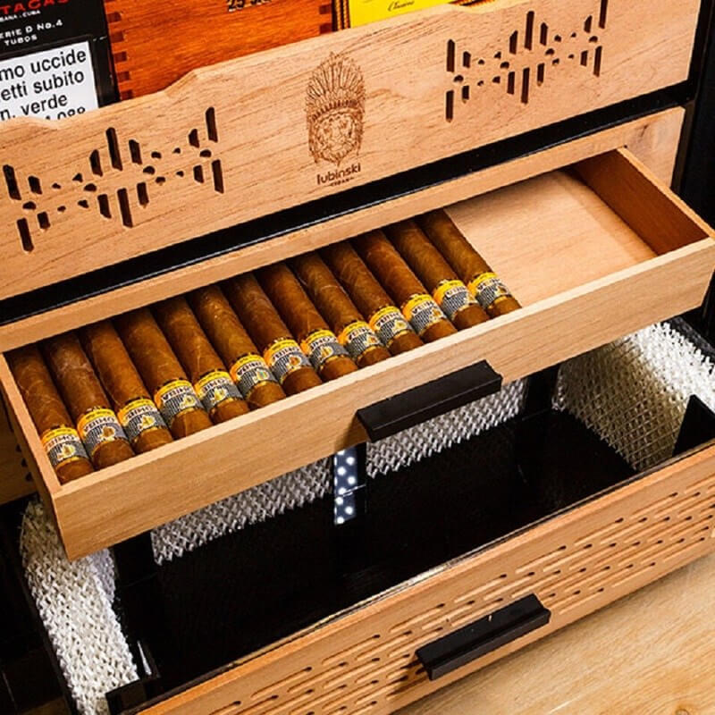 Máy nén LG giúp tủ không phát ra tiếng ồn (dưới 36dB), không ảnh hưởng đến cuộc sống của quý ông